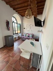 sala de estar con mesa blanca y sofá en Le petit refuge en Capraia