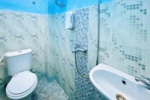 a bathroom with a toilet and a sink at RedDoorz at Star Hill Inn Syariah Tebing Tinggi in Tebingtinggi +26 photos
