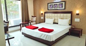 Кровать или кровати в номере Hotel Krishna Inn, Aurangabad