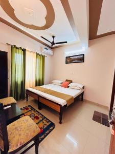 1 dormitorio con 1 cama y 1 silla en Anandmay Homestay, ISBT Rishikesh, en Rishīkesh
