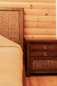 ein Schlafzimmer mit einem Bett und einer Holzwand in der Unterkunft BOROVOE Country Club in Borovoye