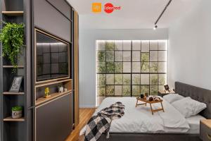 锡比乌6Rooms的带床和窗户的客厅