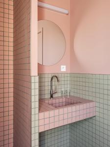 bagno con lavandino e specchio di New Hotel Opéra a Parigi