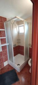y baño pequeño con ducha y aseo. en Apartmani Kalff, en Trogir