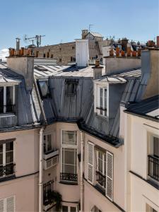 un grupo de edificios con ventanas y techos en New Hotel Opéra en París