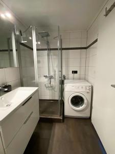 lavatrice in bagno con doccia di Ferienwohnung Haldennest a Bludenz