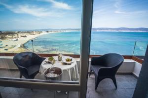 einen Tisch mit 2 Stühlen und Blick auf den Strand in der Unterkunft Paradiso Dreams Hotel in Nessebar