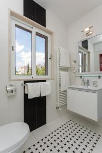 un bagno con un water, un lavandino e una finestra di Apartments Villa Nena a Bol