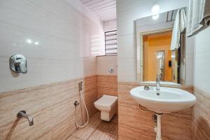 班加羅爾的住宿－FabHotel BNS Comforts，一间带水槽和卫生间的浴室