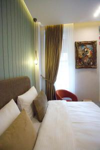 Habitación de hotel con cama y ventana en The Aramis Galata Hotel, en Estambul