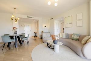- un salon avec un canapé et une salle à manger dans l'établissement Apartment next to the beach in Hacienda Playa, Elviria, à Marbella