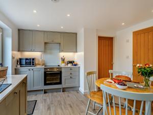 A kitchen or kitchenette at 2 Bed in Northallerton 82411
