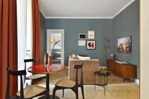 een woonkamer met een tafel en een bank bij Casa Brivio in Milaan