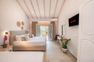 KORINA APART HOTEL KAVOS في كافوس: غرفة فندقية بسريرين ومكتب
