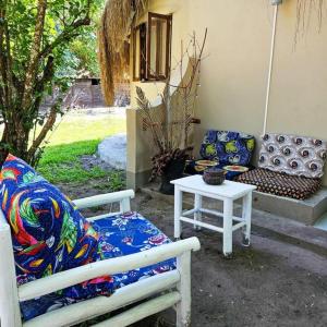 un patio con 2 sillas, un sofá y una mesa en Villas do Indico, en Vilanculos