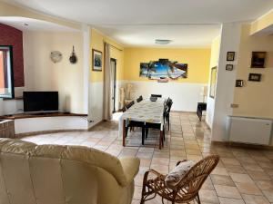 een woonkamer met een tafel en een bank bij 6 bedrooms villa with private pool enclosed garden and wifi at Enna in Enna
