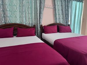 珍南海灘的住宿－OYO 90981 Chenang Rest House 1，卧室内两张并排的床