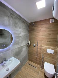 een badkamer met een wastafel en een toilet bij Kriss-Klej's Rooms in Sarandë +23 foto's