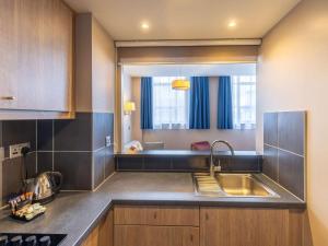 Kuchyň nebo kuchyňský kout v ubytování Aparthotel Adagio Liverpool City Centre