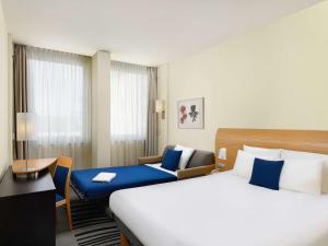Postel nebo postele na pokoji v ubytování Novotel Budapest Danube