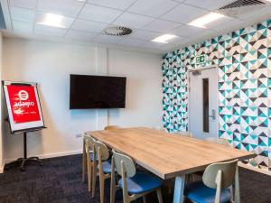TV a/nebo společenská místnost v ubytování Aparthotel Adagio Liverpool City Centre