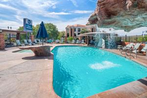 une piscine avec une fontaine dans un hôtel dans l'établissement Best Western Coral Hills, à Saint George