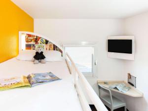 Un dormitorio con una litera con un osito de peluche. en Hotel F1 Vesoul - En cours de rénovation en Vesoul