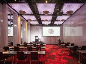 Sala de conferencias con mesas y pantalla de proyección en Pullman Melbourne On the Park, en Melbourne