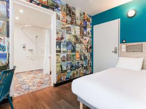 a bedroom with a bed and a bathroom with a shower at Hotel F1 Vesoul - En cours de rénovation in Vesoul
