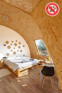 1 dormitorio con 1 cama grande y 1 mesa en Irati Barnean, en Orbaiceta