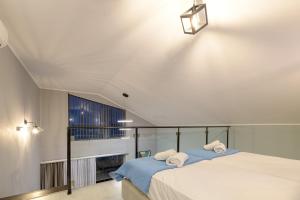 una camera da letto con un letto e asciugamani di Pearl Luxury Living a Laganas