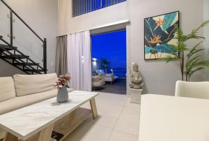 un soggiorno con divano e tavolo di Pearl Luxury Living a Laganas