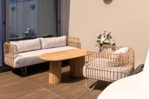 sala de estar con sofá, mesa y sillas en Pearl Luxury Living en Laganas