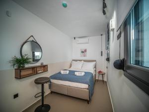 Nestia urban apartments tesisinde bir odada yatak veya yataklar