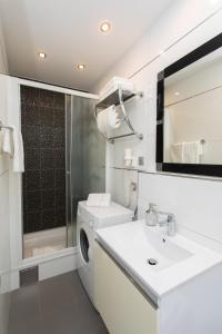 bagno bianco con lavatrice e lavandino di Apartments Villa Nena a Bol Altre 142 foto