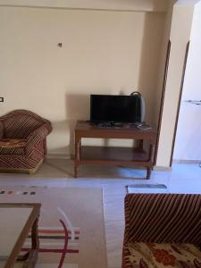 En tv och/eller ett underhållningssystem på Villa Elhag Nile View