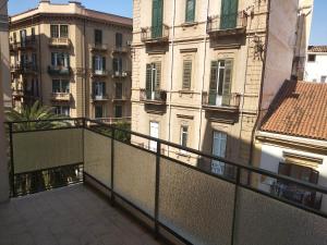 balcón con vistas a algunos edificios en travel to meet new friends new loves - age limit 18-40 - checkin Via Roma 59A, en Palermo