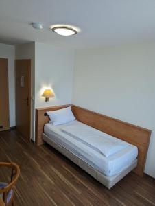 a bedroom with a bed in a room at Sonnenhof in Katlenburg-Lindau