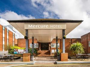 een hotel met een bord dat staat voor metrohotel bij Mercure Birmingham West Hotel in West Bromwich