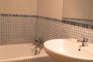 a white bathroom with a sink and a tub at Apartamento en centro de Archena in Murcia +28 photos