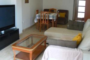 salon z kanapą i stołem w obiekcie Apartamento en centro de Archena w Murcji