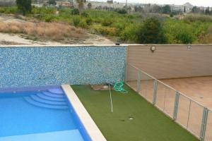 Apartamento en centro de Archena في مورسية: اطلالة علوية على مسبح مع وضع اخضر