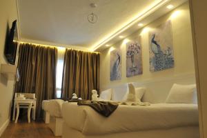 een slaapkamer met 2 bedden en schilderijen aan de muur bij Salma Hotel Cairo in Caïro