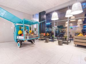 sklep z niebieskim wózkiem w środku pokoju w obiekcie Ibis Abdelmoumen Casa Centre w mieście Casablanca