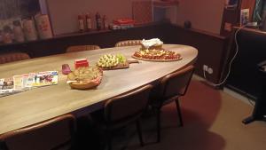 una mesa con tres platos de comida. en Haus Kolbnitz, en Unterkolbnitz