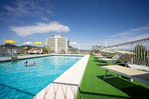 une personne se baignant dans une piscine située dans un bâtiment dans l'établissement Hotel Terme Roma, à Abano Terme