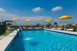 Bazén v ubytování Hotel Terme Roma nebo v jeho okolí