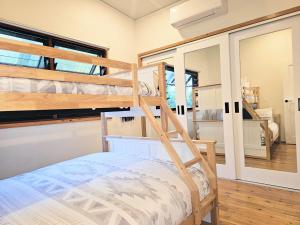 sypialnia z łóżkami piętrowymi w domu w obiekcie Little Mountain Retreat w mieście Caloundra