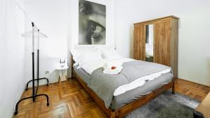 - une chambre avec un lit avec une croix dans l'établissement Heart of the city, entire very big apartment, à Budapest
