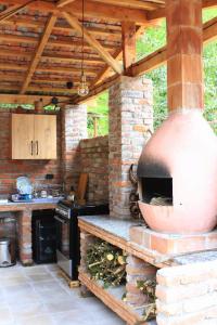una cocina al aire libre con horno de pizza en un patio en BikePost AIR Georgia, en Zeda Dagva